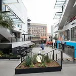 Cozy Hollywood Get Away